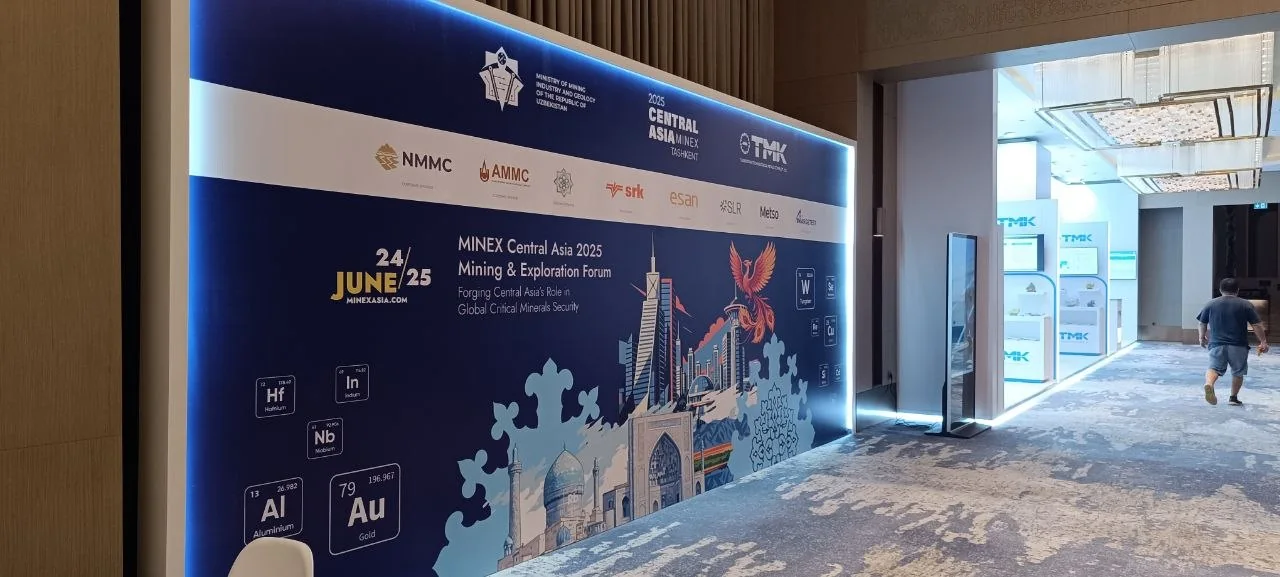 Большая бренд-стена MINEX Central Asia 2025 с подсвеченным контуром